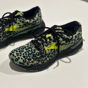 Brooks Adrenaline GTS 21 Run Wild Leopard Print Running Shoes Women's 10